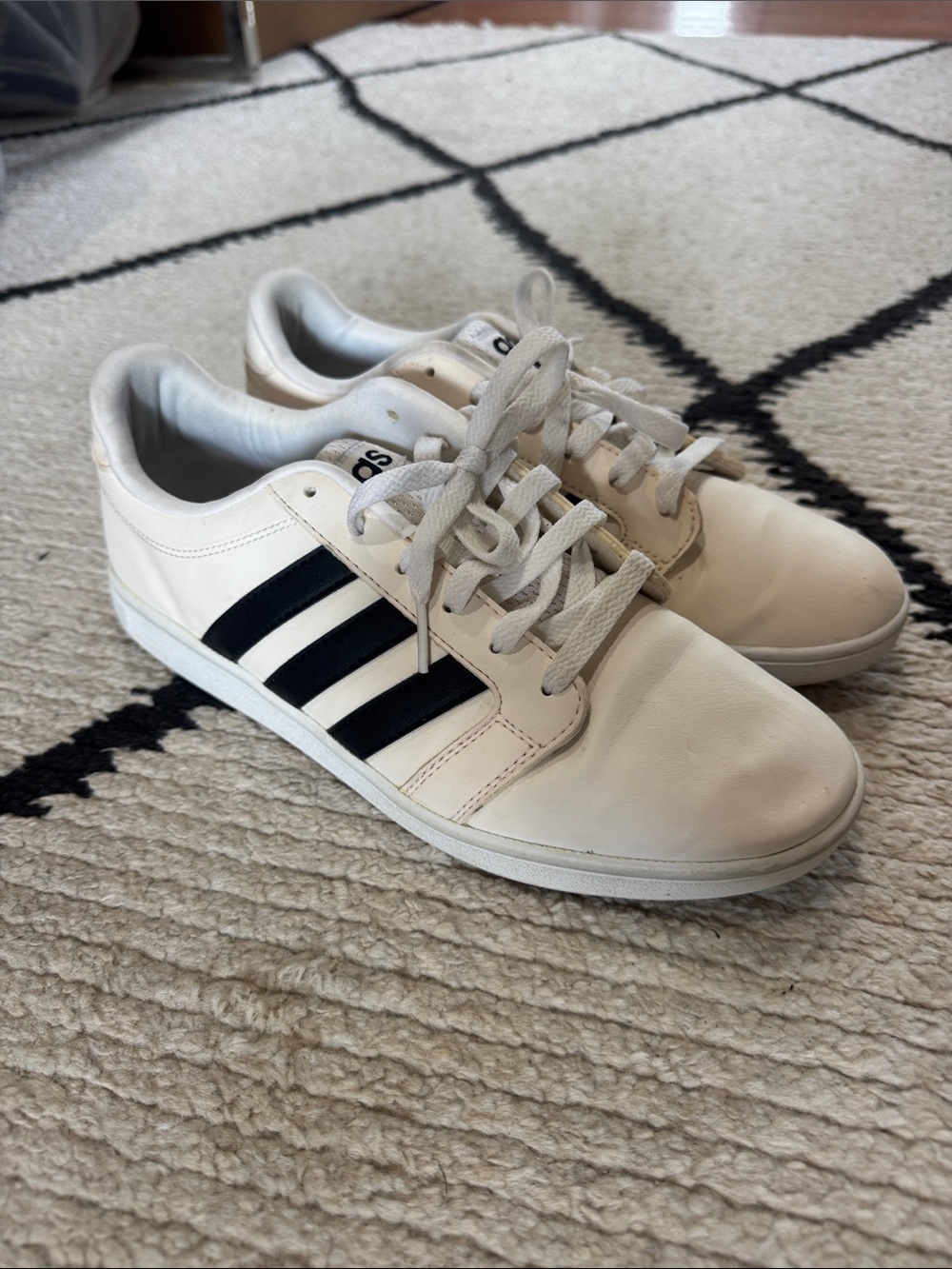 adidas neo vintage men’s White Low-Top Sneakers with Black Stripes 7.5